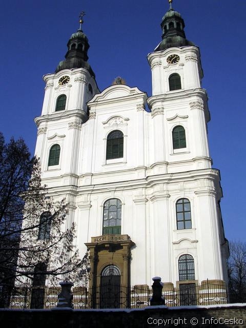 Průčelí chrámu